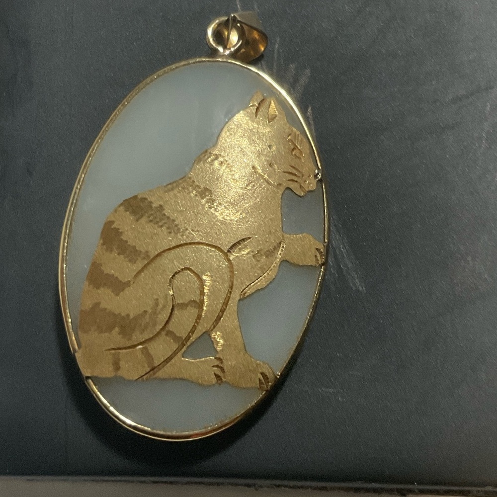 14k yellow Gold Cat Pendant with Jade.